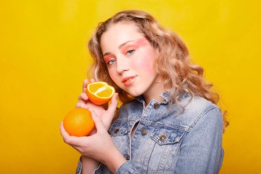 Güzellik modeli kız sulu portakal alır