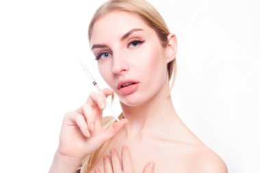 Çekici genç kadın kozmetik enjeksiyon alır