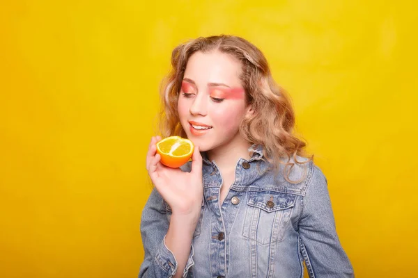 Beauty Model Girl takes Juicy Oranges — Stock Photo, Image