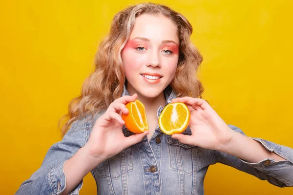 Belleza modelo chica toma jugosas naranjas — Foto de Stock