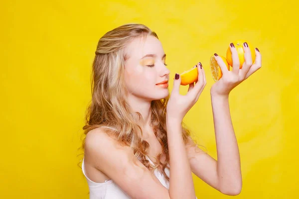 Belleza modelo chica toma jugosas naranjas —  Fotos de Stock