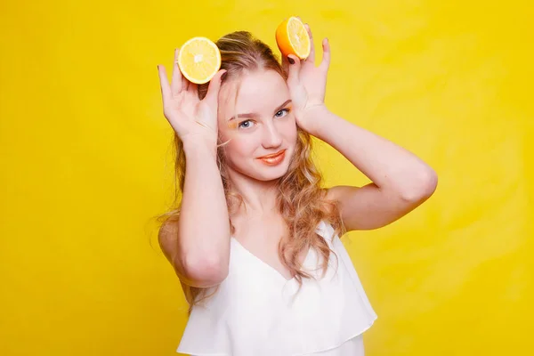 Belleza modelo chica toma jugosas naranjas — Foto de Stock