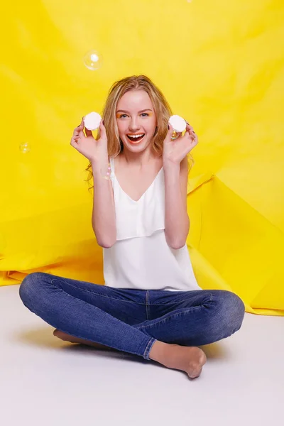 뷰티 모델 여자가 걸립니다 달콤한 오렌지 — 스톡 사진