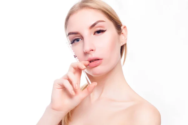 Atractiva joven mujer obtiene inyección cosmética — Foto de Stock