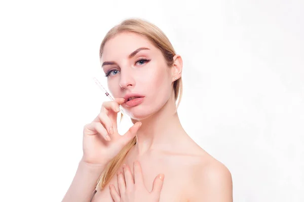Привлекательная молодая женщина получает косметическую инъекцию — стоковое фото