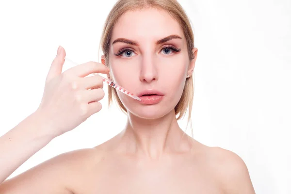 Vonzó fiatal nő kap kozmetikai injekció — Stock Fotó