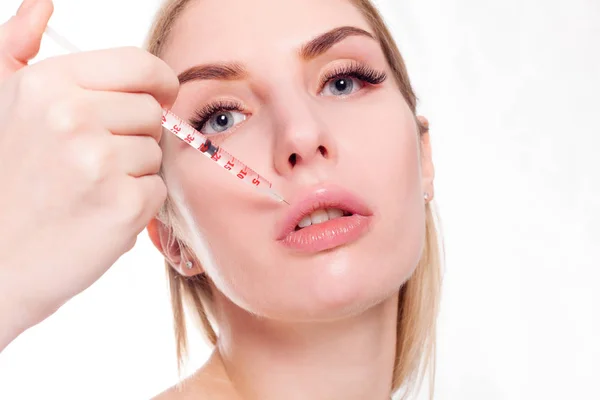 Attraktiv ung kvinna blir kosmetiska injektion — Stockfoto
