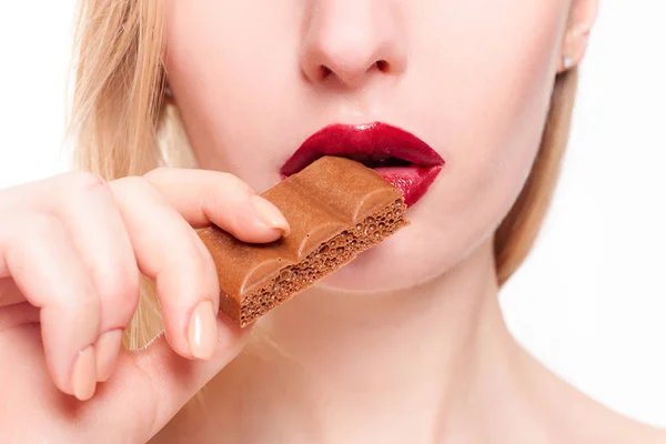 Encantadora adolescente sonriente comiendo chocolate — Foto de Stock