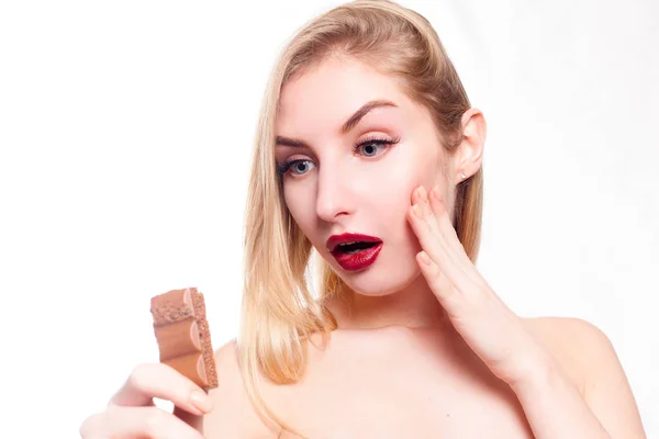 Kedves mosolygós tizenéves lány eszik csokoládé — Stock Fotó
