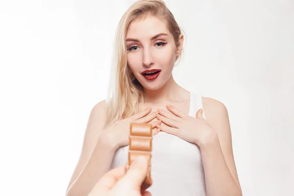 Härlig leende tonårsflicka äta choklad — Stockfoto