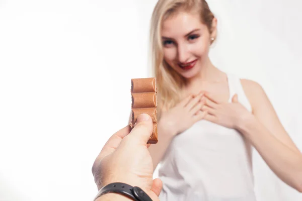 Encantadora adolescente sonriente comiendo chocolate —  Fotos de Stock