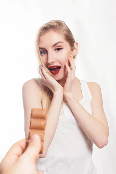 Encantadora adolescente sonriente comiendo chocolate — Foto de Stock