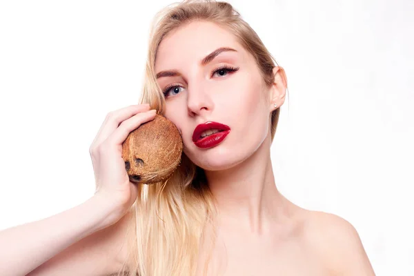 Chica con un maquillaje natural ligero con coco en la mano — Foto de Stock