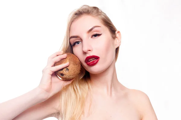 Девушка с легким натуральным макияжем с кокосом в руке — стоковое фото