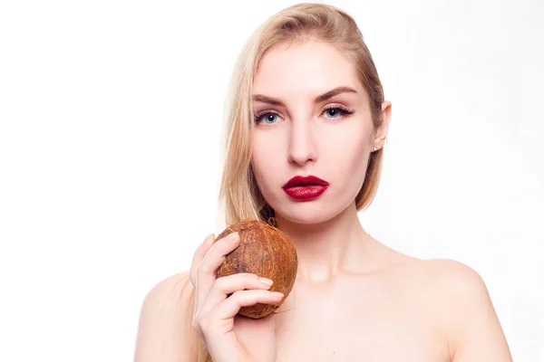 Menina com uma leve maquiagem natural com coco na mão — Fotografia de Stock