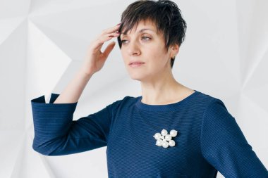 Oturma odasındaki kanepesinde dinlenen mutlu kadın..