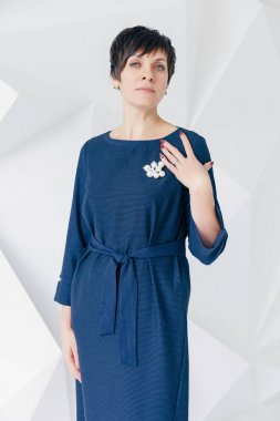 Oturma odasındaki kanepesinde dinlenen mutlu kadın..