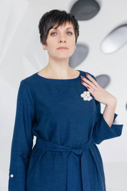 Oturma odasındaki kanepesinde dinlenen mutlu kadın..