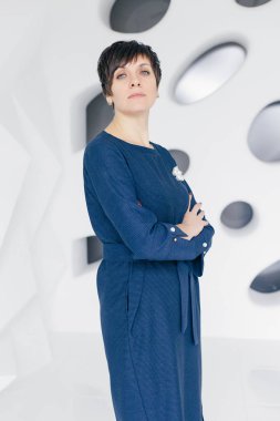 Oturma odasındaki kanepesinde dinlenen mutlu kadın..