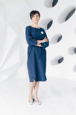 Oturma odasındaki kanepesinde dinlenen mutlu kadın..