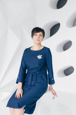 Oturma odasındaki kanepesinde dinlenen mutlu kadın..