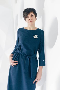 Oturma odasındaki kanepesinde dinlenen mutlu kadın..