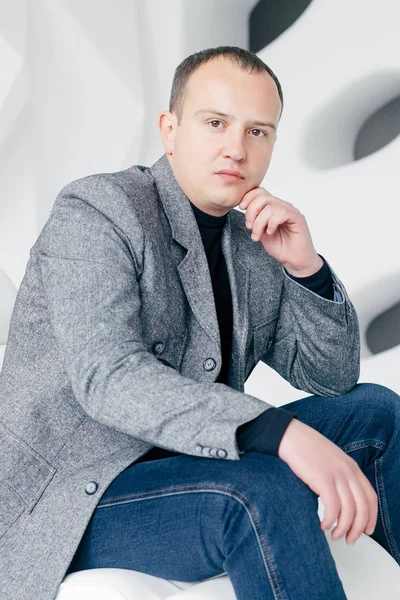 Hombre guapo con chaqueta . — Foto de Stock