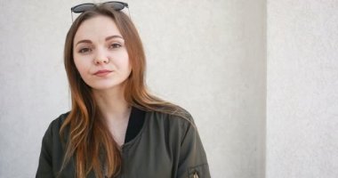 gülümseyen ve kamera seyir insanlar, sağlık, 4 k, diş hekimi ve yaşam tarzı kavramı - açık şık kıyafet sakız, genç çekici kadın portresi. Ciklet Şişirme hippi kız portresi