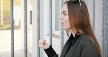 gülümseyen ve kamera seyir insanlar, sağlık, 4 k, diş hekimi ve yaşam tarzı kavramı - açık şık kıyafet sakız, genç çekici kadın portresi. Ciklet Şişirme hippi kız portresi