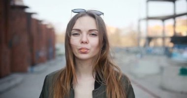 gülümseyen ve kamera seyir insanlar, sağlık, 4 k, diş hekimi ve yaşam tarzı kavramı - açık şık kıyafet sakız, genç çekici kadın portresi. Ciklet Şişirme hippi kız portresi