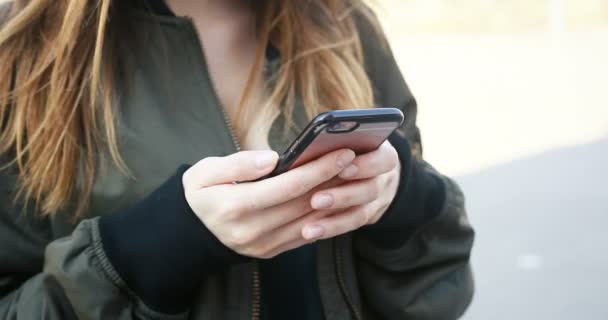 Tecnologias Emoções Estilo Vida Beleza Pessoas Conceito Digitação Telefone Celular — Vídeo de Stock