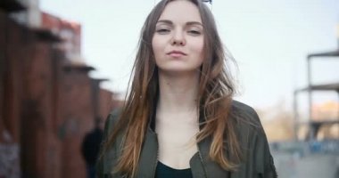 gülümseyen ve kamera seyir insanlar, sağlık, 4 k, diş hekimi ve yaşam tarzı kavramı - açık şık kıyafet sakız, genç çekici kadın portresi. Ciklet Şişirme hippi kız portresi