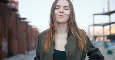 gülümseyen ve kamera seyir insanlar, sağlık, 4 k, diş hekimi ve yaşam tarzı kavramı - açık şık kıyafet sakız, genç çekici kadın portresi. Ciklet Şişirme hippi kız portresi