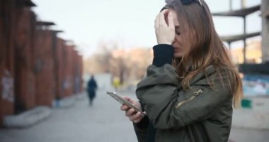 insanlar, sağlık, 4k, diş hekimi ve yaşam tarzı kavramı - açık şık kıyafet sakız genç çekici kadın portresi. Holding ve seyir akıllı telefon gülümseyen genç kadın