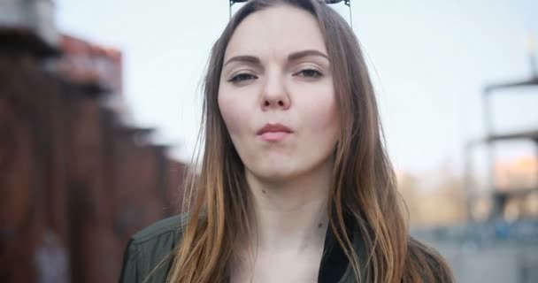 라이프 스타일 매력적인 여자의 초상화 카메라를 풍선껌을 Hipster 소녀의 초상화 — 비디오