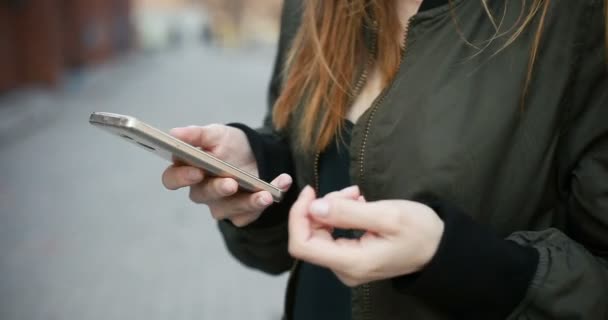 Teknik Känslor Livsstil Skönhet Personer Koncept Att Skriva Mobilen Flickan — Stockvideo