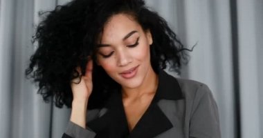 insanlar, ırk, etnik köken ve portre kavramı - genç Afrika gri arka plan poz yarış kadın portre karıştırın. Şık ve kentsel tarzı, moda ceket, afro saç modeli. Melez genç kız. Ağır çekim