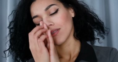 insanlar, ırk, etnik köken ve portre kavramı - genç Afrika gri arka plan poz yarış kadın portre karıştırın. Şık ve kentsel tarzı, moda ceket, afro saç modeli. Melez genç kız. Ağır çekim