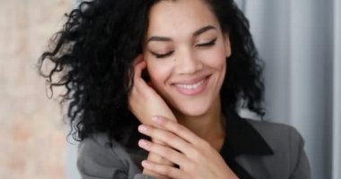 insanlar, ırk, etnik köken ve portre kavramı - genç Afrika gri arka plan poz yarış kadın portre karıştırın. Şık ve kentsel tarzı, moda ceket, afro saç modeli. Melez genç kız. Ağır çekim