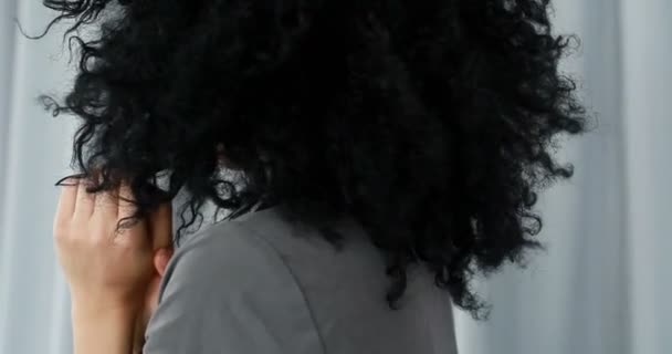 种族和肖像概念 年轻的非洲混血女子肖像呈灰色背景 时髦和都市风格 时尚夹克 非洲发型 混血少女慢动作 — 图库视频影像