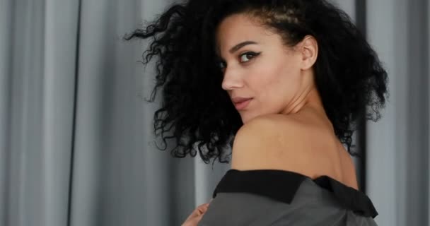 Menschen Rasse Ethnizität Und Porträtkonzept Junge Afrikanische Mix Rasse Frauenporträt — Stockvideo