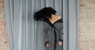 insanlar, ırk, etnik köken ve portre kavramı - genç Afrika gri arka plan poz yarış kadın portre karıştırın. Şık ve kentsel tarzı, moda ceket, afro saç modeli. Melez genç kız. Ağır çekim