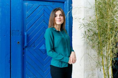 Şık giysiler giyen Bayan