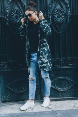 Şık giysiler giyen Bayan