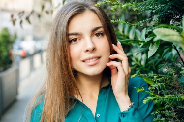 Şık giysiler giyen Bayan