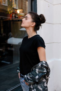 Şık giysiler giyen Bayan