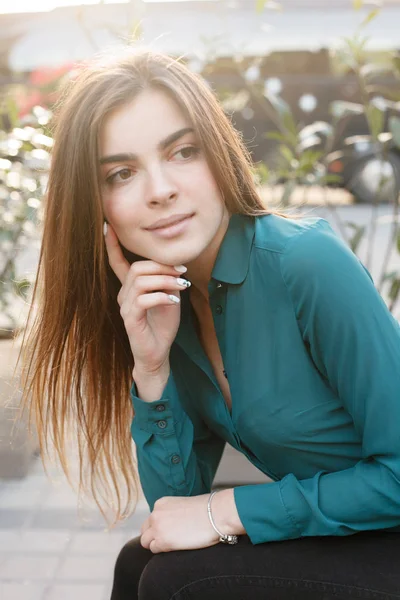 Senhora vestindo roupas elegantes — Fotografia de Stock