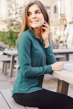 Şık giysiler giyen Bayan