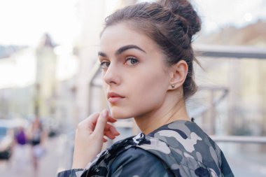 Şık giysiler giyen Bayan