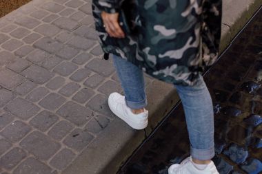 Şık giysiler giyen Bayan